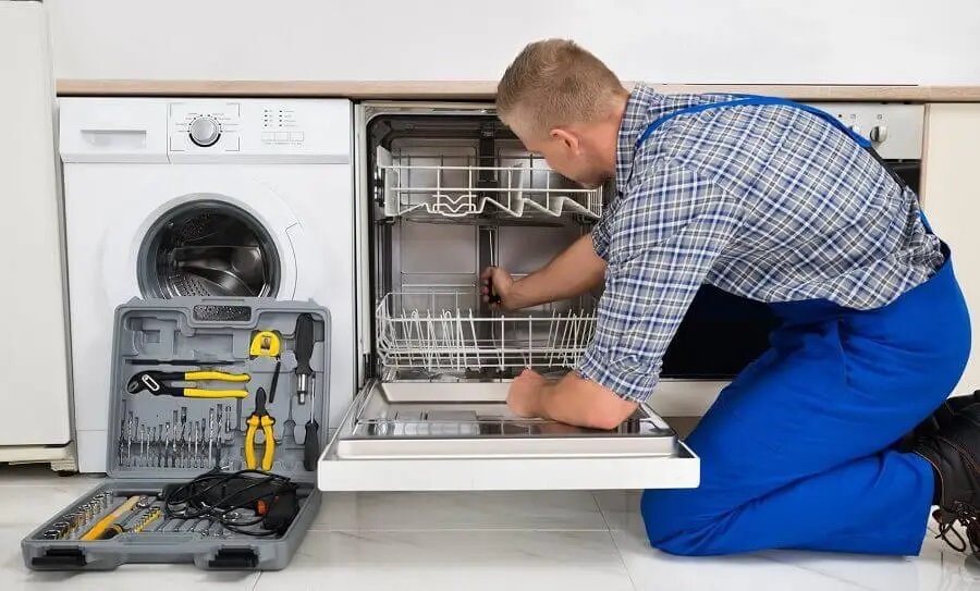 Urla Beko servisi teknisyen ekibi beyaz eşya tamiri yaparken